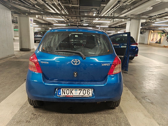 Toyota Yaris 5 of 9