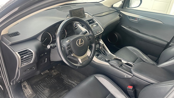 Lexus NX300h 6 of 8