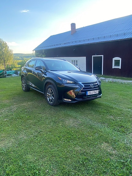 Lexus NX300h 2 of 8