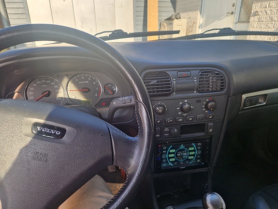 Volvo V40 2 of 6