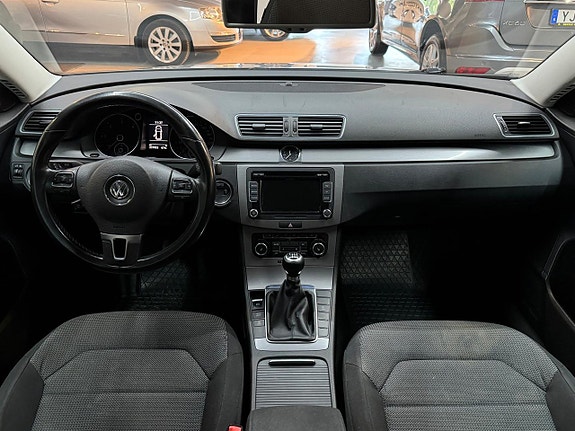 Volkswagen Passat 6 of 15