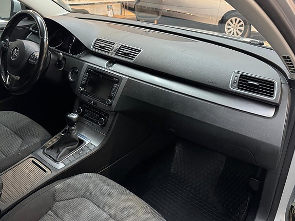 Volkswagen Passat 8 of 15
