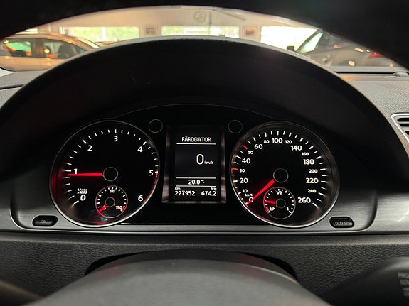 Volkswagen Passat 10 of 15