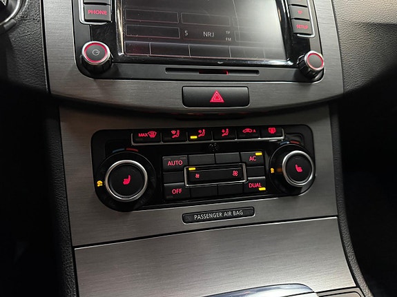 Volkswagen Passat 12 of 15