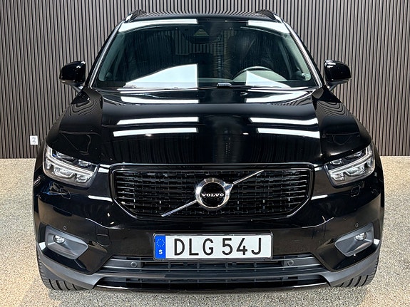 Volvo XC40 2 of 19