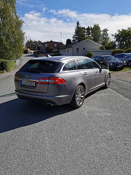 Jaguar XF 2 of 5