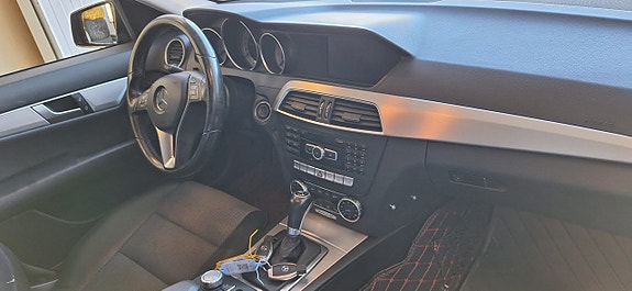 Mercedes-Benz C220 9 of 13