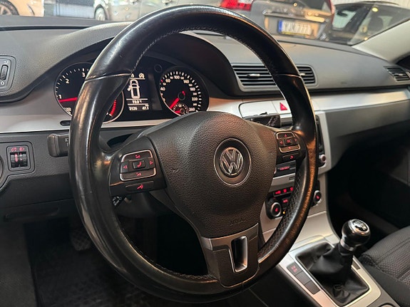 Volkswagen Passat 9 of 15