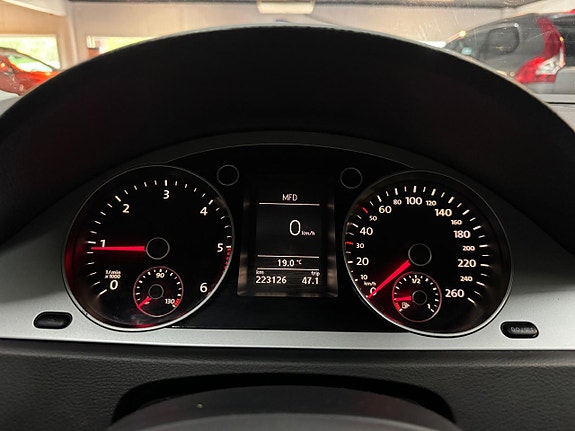 Volkswagen Passat 10 of 15