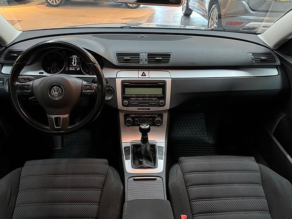 Volkswagen Passat 6 of 15