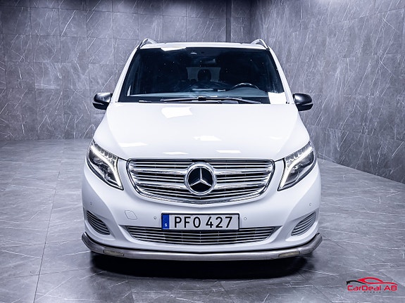 Mercedes-Benz V220 2 of 29
