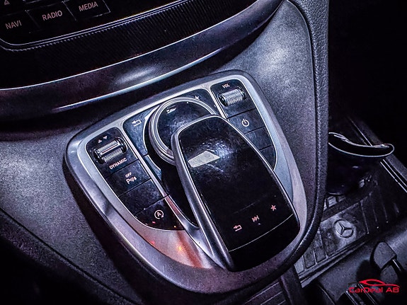 Mercedes-Benz V220 27 of 29