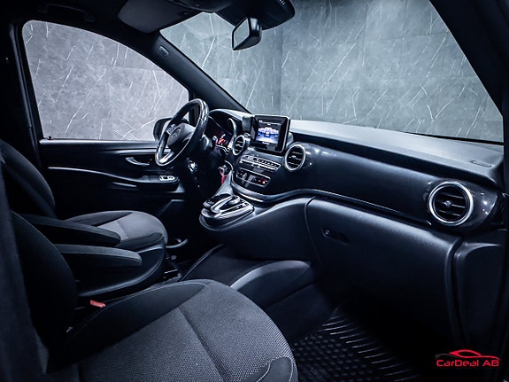 Mercedes-Benz V220 14 of 29