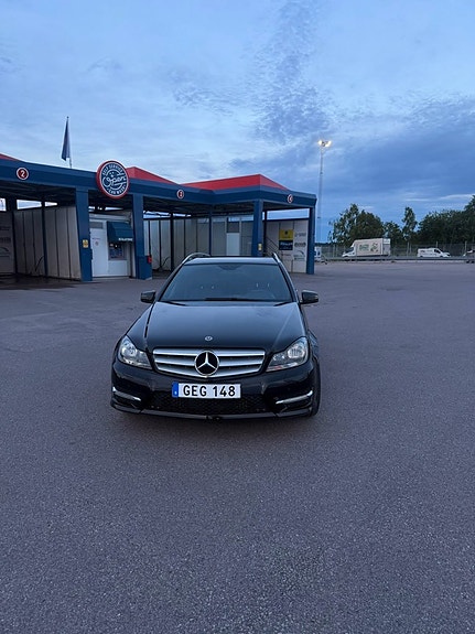 Mercedes-Benz C220 2 of 8
