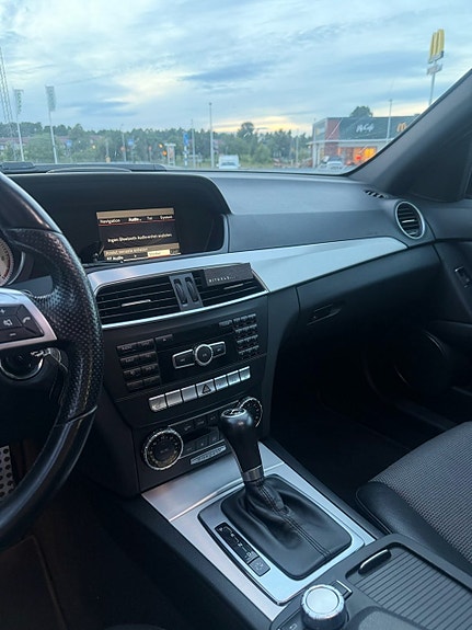 Mercedes-Benz C220 7 of 8