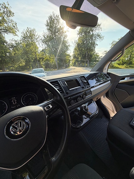 Volkswagen Multivan 7 of 15