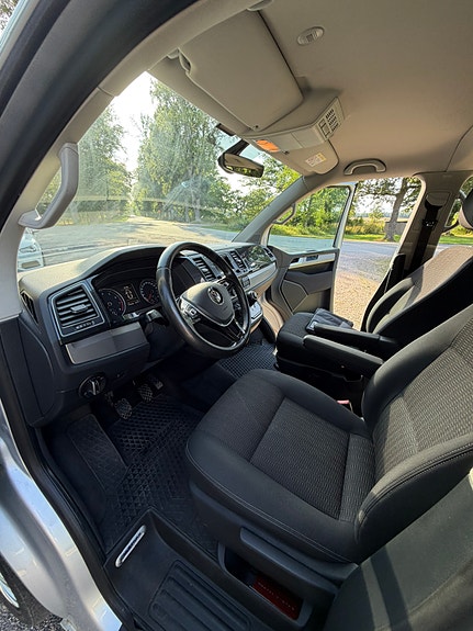 Volkswagen Multivan 8 of 15