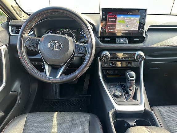 Toyota RAV4 Plug-in Hybrid 10 of 13