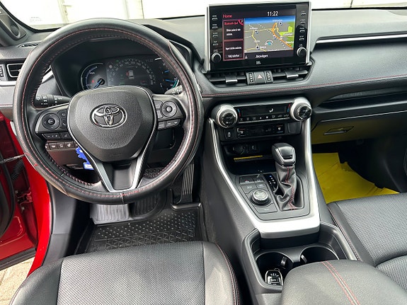 Toyota RAV4 Plug-in Hybrid 16 of 24