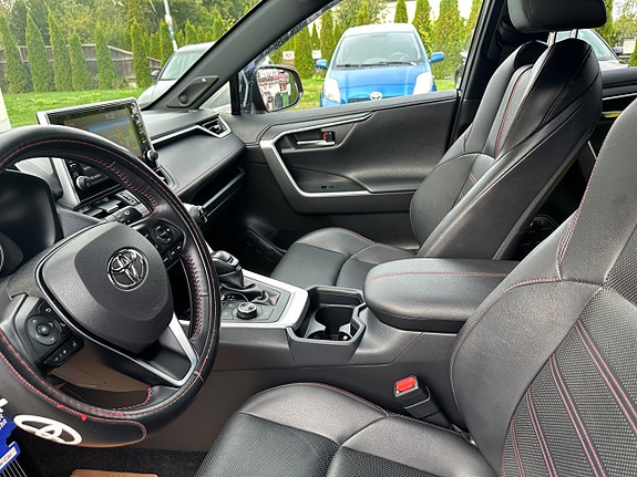 Toyota RAV4 Plug-in Hybrid 8 of 24