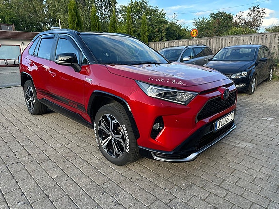 Toyota RAV4 Plug-in Hybrid 2 of 13