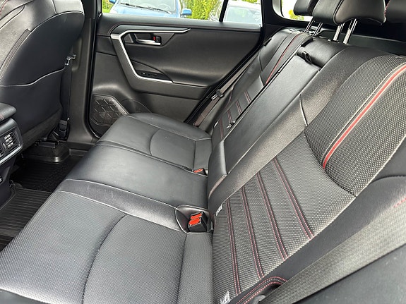 Toyota RAV4 Plug-in Hybrid 13 of 24