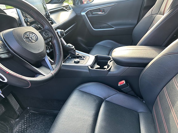 Toyota RAV4 Plug-in Hybrid 8 of 13