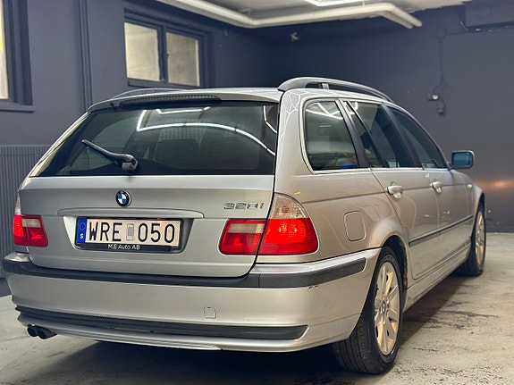 BMW 320i 4 of 11