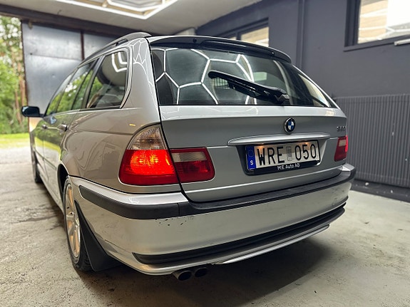 BMW 320i 3 of 11