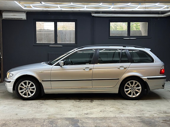 BMW 320i 2 of 11