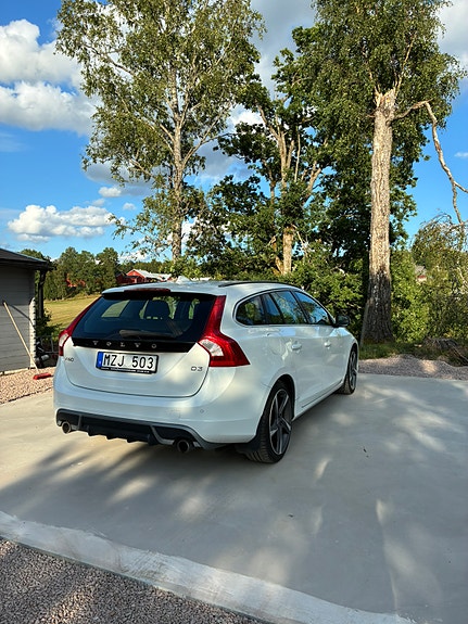 Volvo V60 2 of 9