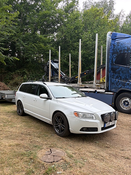 Volvo V70 2 of 4