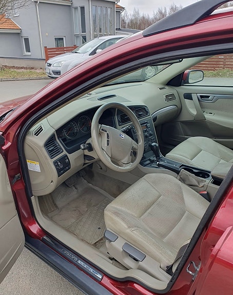 Volvo V70 8 of 12
