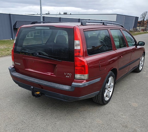 Volvo V70 3 of 12