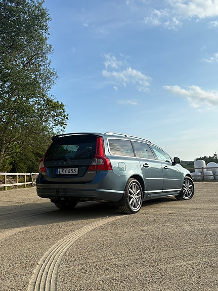 Volvo V70 2 of 9
