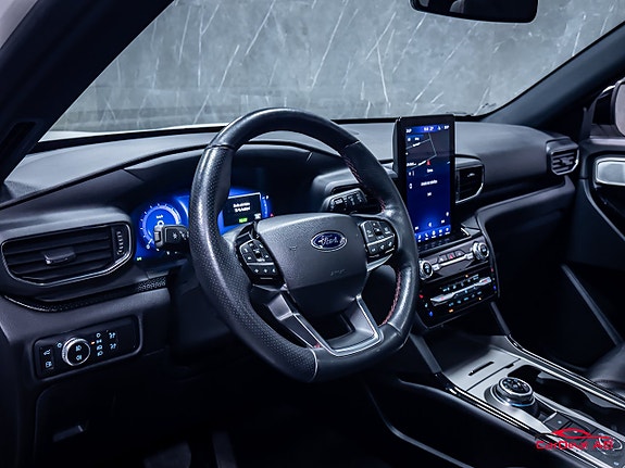 Ford Explorer 12 of 30