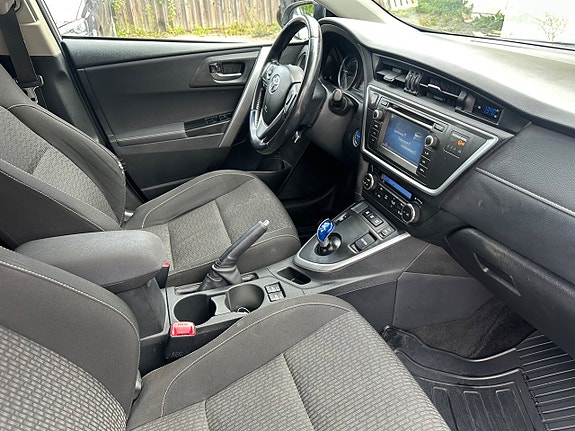 Toyota Auris 7 of 14