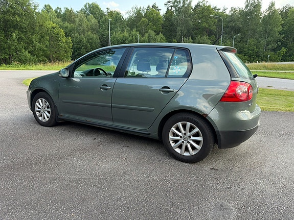 Volkswagen Golf V 2 of 9