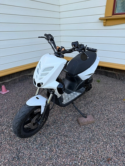 Yamaha Slider 3 of 8