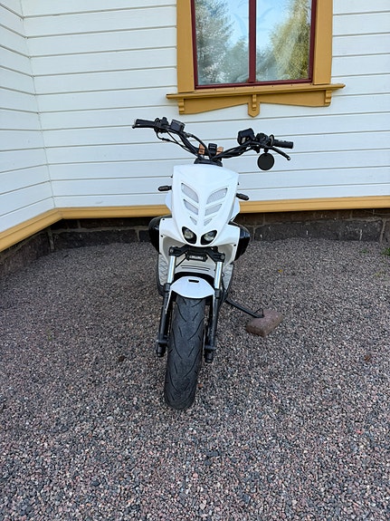 Yamaha Slider 2 of 8