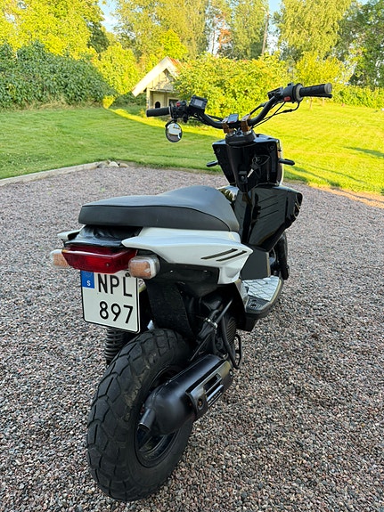 Yamaha Slider 8 of 8