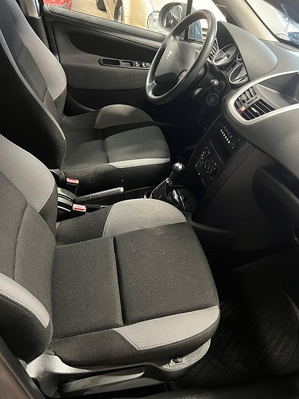 Peugeot 207 16 of 21