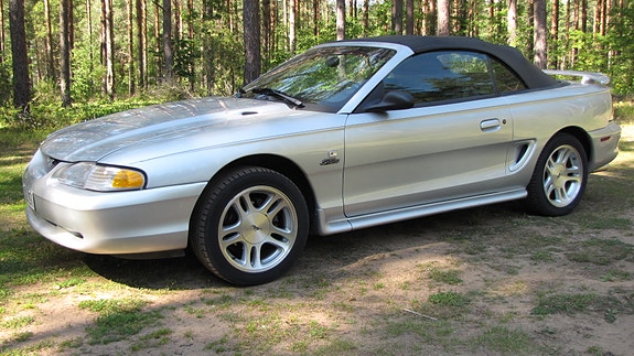Ford Mustang 3 of 5