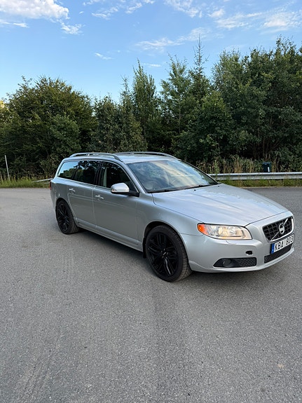 Volvo V70 2 of 5