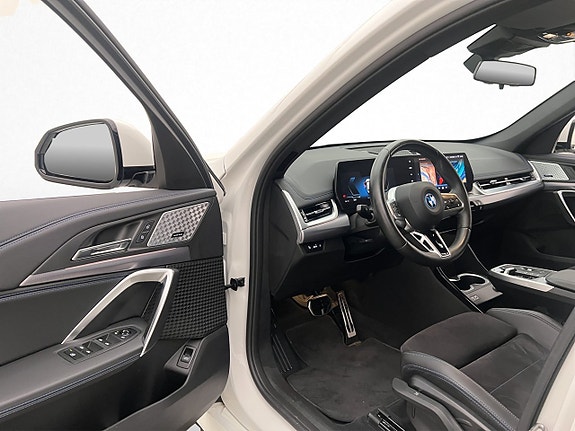 BMW iX1 10 of 30