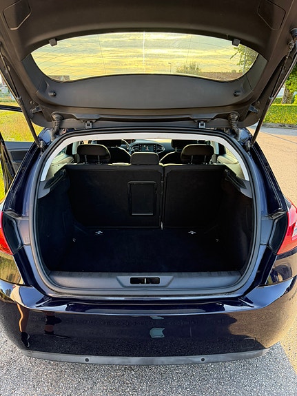 Peugeot 308 2 of 8