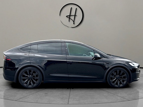 Tesla Model X 8 of 21