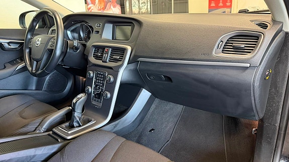 Volvo V40 15 of 19
