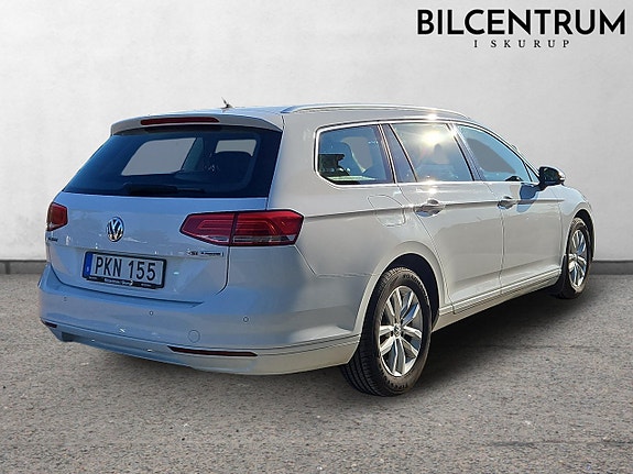 Volkswagen Passat 2 of 8