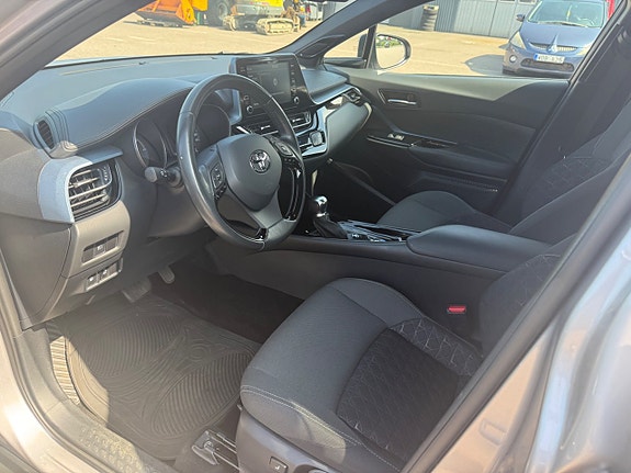 Toyota C-HR 8 of 18